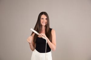 Преса Beurer HS 70 Hair straightener, Ceramic-coated heating plates, Rounded housing, Ion function, Multi-stage temperature setting from 100°C - 220 °C, Automatic switch-off after 30 minutes, Button lock, heat-resistant storage bag
